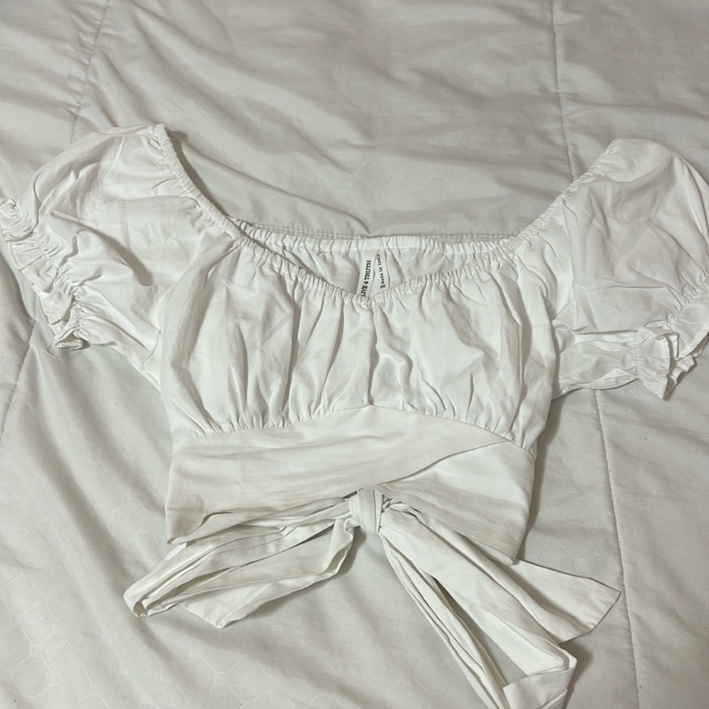 White tied Hem puff sleeve crop top